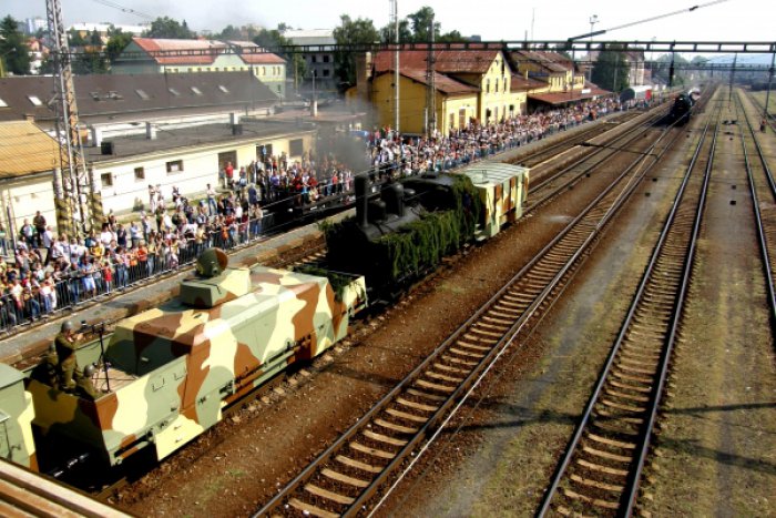 Ilustračný obrázok k článku Pancierový vlak už putuje do Holandska: Naložiť 20-tonové vagóny bola riadna fuška!